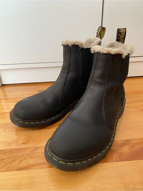 Dr. Martens Women’sBlack Leather Fleece-Trim Chelsea Boots Size 9